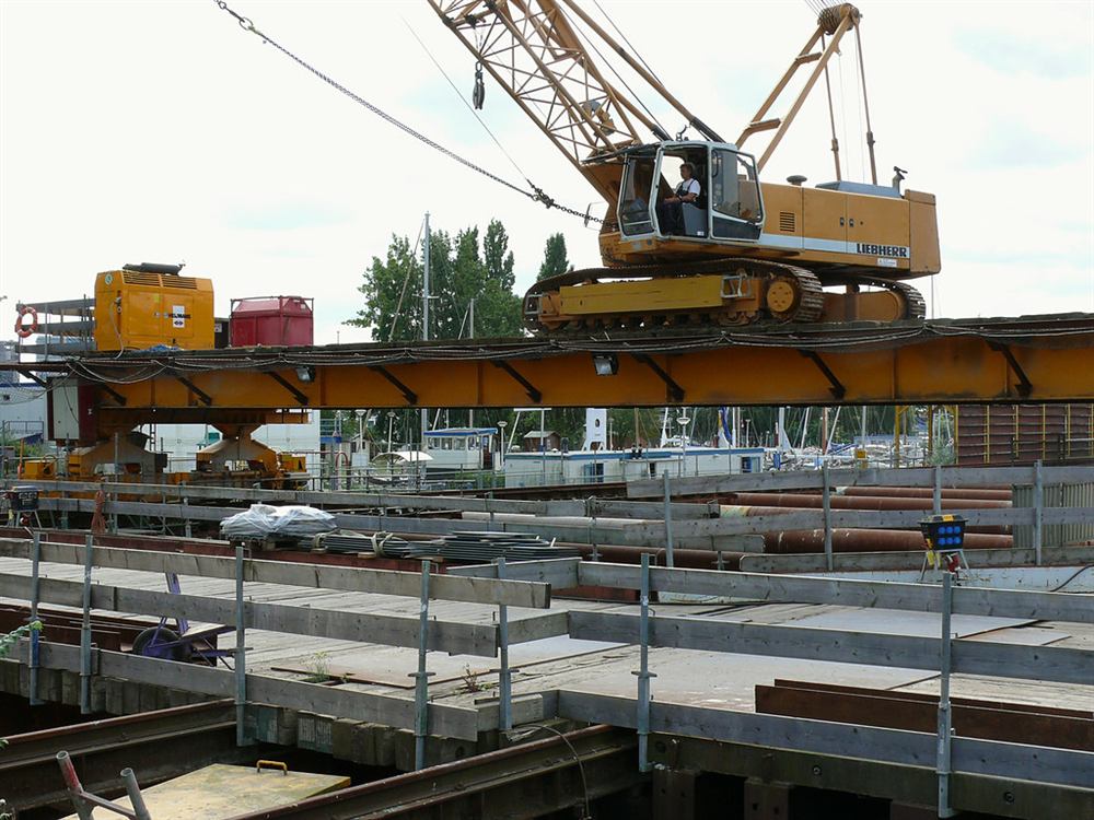 Grue sur un chantier de génie civil — assistance à maîtrise d'ouvrage